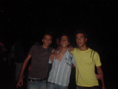 adoite c hamza et a coté de lui c othmane et le 3 eme lah wa3lam